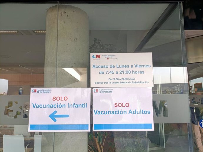 Archivo - Carteles sobre los puntos de vacunación en el Hospital 12 de Octubre