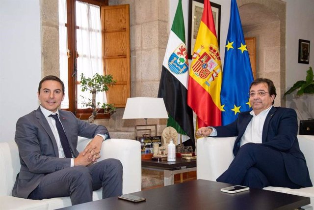 El presidente de la Junta de Extremadura, Guillermo Fernández Vara, y el secretario general del PSOe de Madrid, Juan Lobato, en Mérida