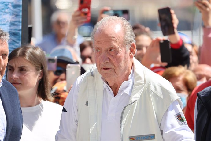 El Rey Juan Carlos a su llegada al Náutico, a 20 de mayo de 2022, en Sansenxo (España).