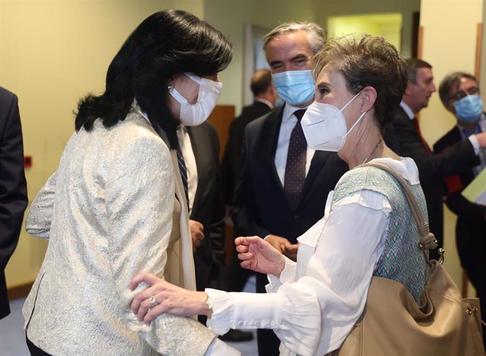 La nueva directora del Centro Nacional de Inteligencia (CNI), Esperanza Casteleiro, saludando a su predecesora,  Paz Esteban