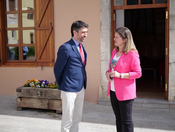 El vicepresident de la Generalitat i conseller de Polítiques Digitals i Territori, Jordi Puigneró, i la síndica de la Vall d'Aran, Maria Vergés