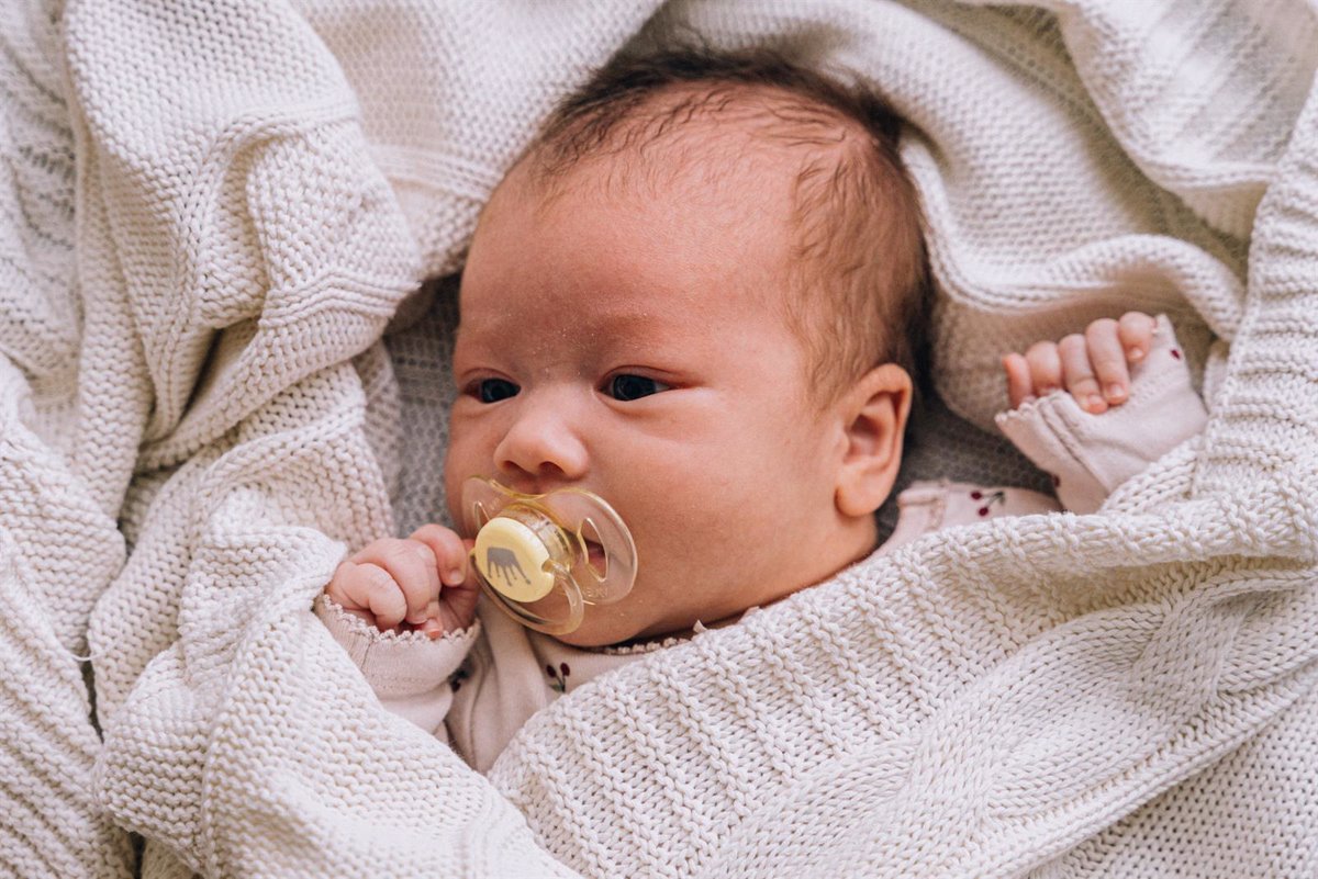 Develop: A bioelectronic pacifier to monitor the health of babies in hospitals