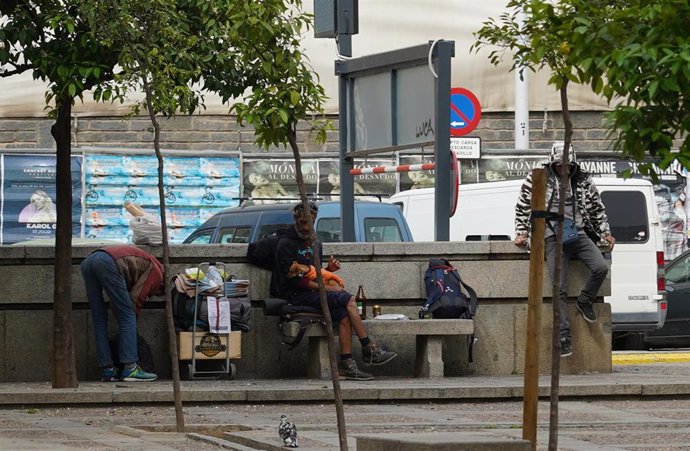 Archivo - Personas sin hogar en el centro de Sevilla.