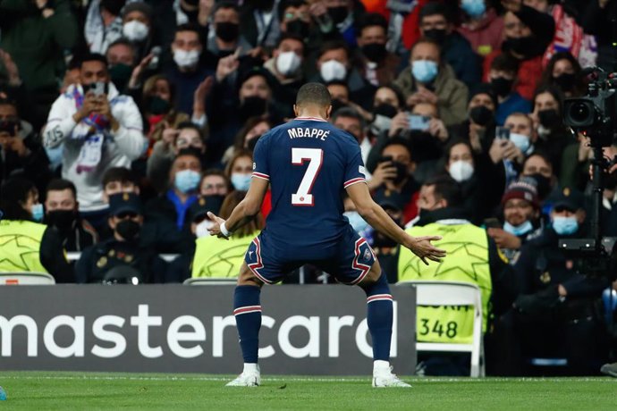 Archivo - Kylian Mbappé celebrando su gol en el Santiago Bernabéu en el Real Madrid-PSG de la Liga de Campeones 2021-2022