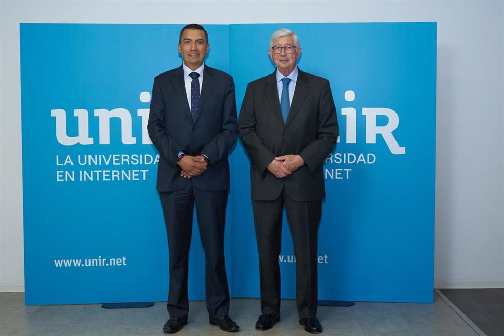 El viceministro de Talento y Apropiación Social del Conocimiento del Ministerio de Ciencia, Tecnología e Innovación (MINCIENCIAS) de Colombia, Nelson José Orozco Salgado, y el presidente de UNIR, Rafael Puyol, firman colaboración