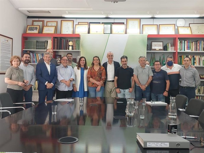 El alcalde de Sevilla, Antonio Muñoz, ha asistido a la firma del acuerdo suscrito con todas las secciones sindicales de Lipasam.