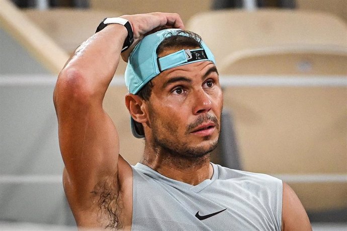 Rafa Nadal descansa durante un entrenamiento para preparar Roland Garros 2022