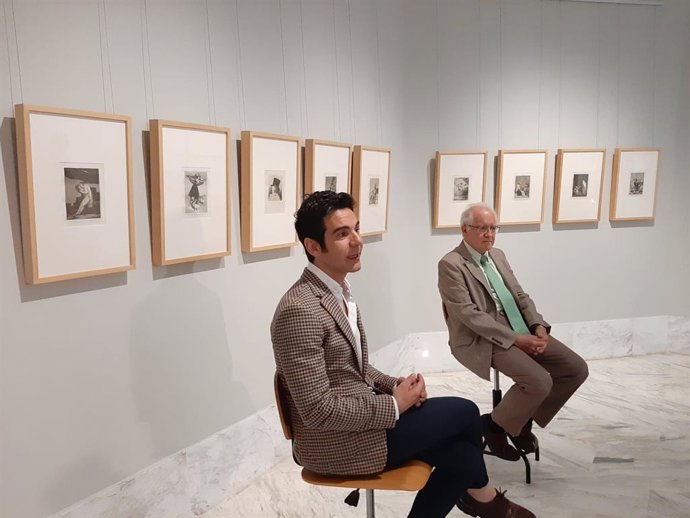 EL DIRECTOR DEL MUSEO DE BELLAS ARTES, PABLO GONZÁLEZ TORNEL, Y ÁNGEL LÓPEZ GARCÍA-MOLINS, JUNTO A 'LOS CAPRICHOS' DE GOYA DONADOS