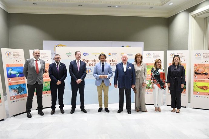 Participantes en la celebración del 'Día Internacional de la Biosfera' en el Parlamento