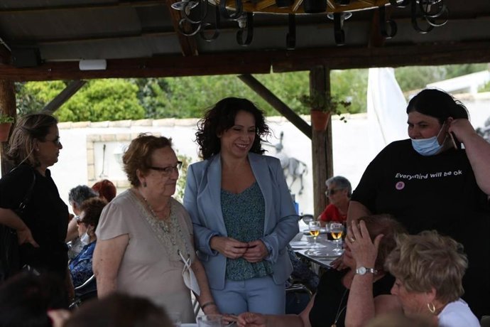 Rocío Ruiz con asociaciones de mujeres de Cádiz.