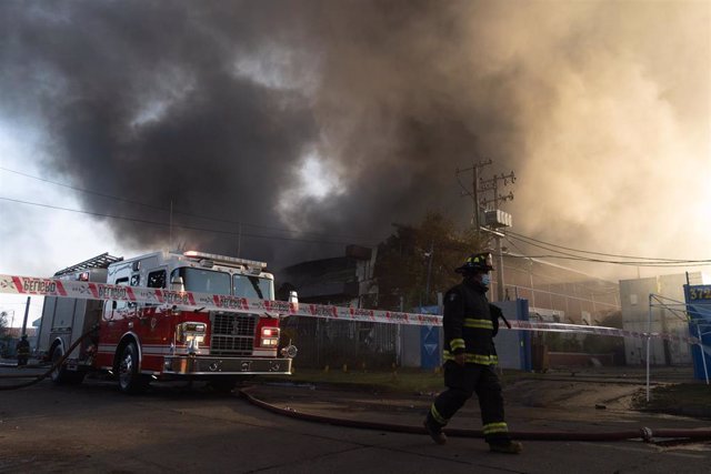 Imagen de archivo de Bomberos de Chile durante un incendio en la capital, Santiago