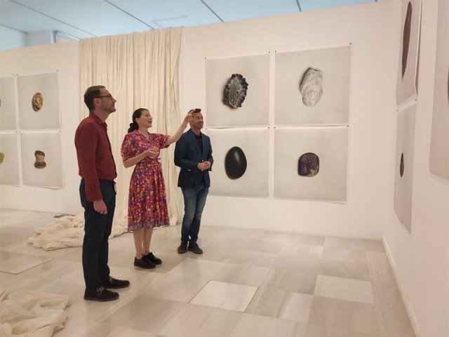 Apertura de la exposición 'Mi blancor almidonado: autorretrato con piedras, sudario y una semilla'