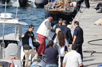 Juan Carlos I abandona el puerto de Sanxenxo tras seguir la primera jornada de la regata, liderada por el 'Bribón'