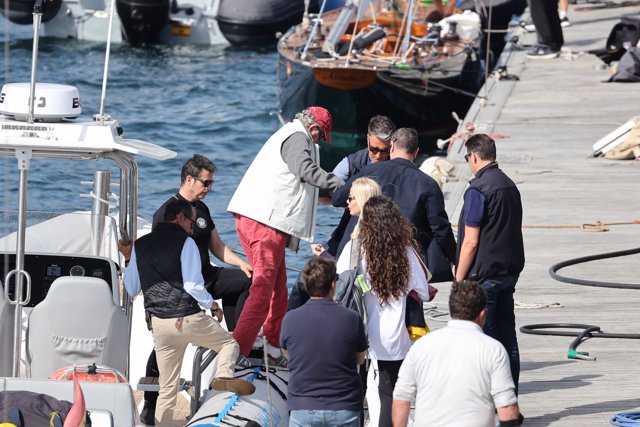 El Rey Juan Carlos desembarca con ayuda tras disfrutar de la 3ª Regata del IV Circuito Copa de España 2022 clase 6m de vela, a 20 de mayo de 2022, en Sanxenxo, Pontevedra, Galicia (España).