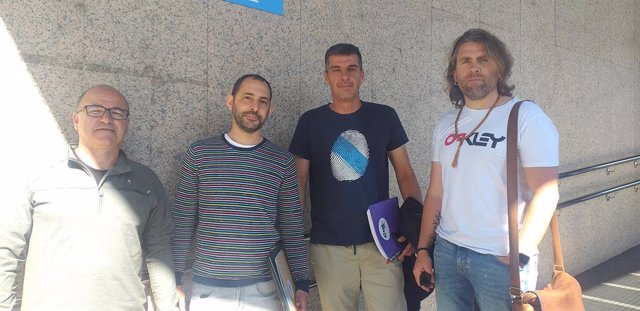 Representantes de la CUT en la planta de Stellantis en Vigo, a las puertas de los juzgados de la ciudad.