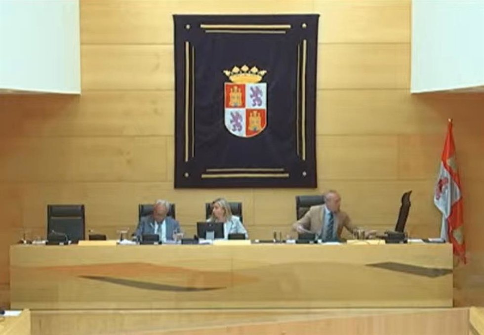 Santonja (izquierda) en la Comisión de Cultura, Turismo y Deporte de las Cortes de Castilla y León.