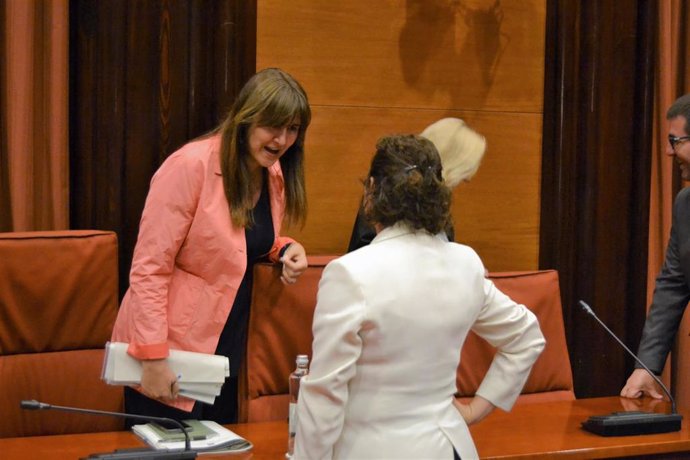 La presidenta del Parlament, Laura Borrs, habla con la portavoz del PSC, Alícia Romero, antes de la reunión de la Junta de Portavoces de 17 de mayo de 2022.
