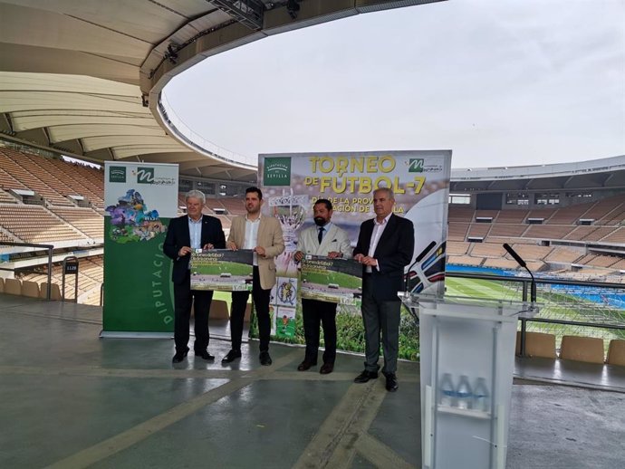 El diputado provincial de Deportes, Alejandro Moyano, en la presentación del XIX Torneo de Fútbol 7 por el Día de la Provincia, en el estadio de La Cartuja.