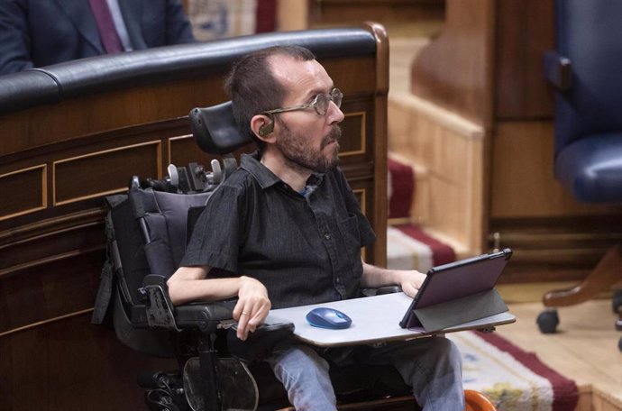 El portavoz de Unidas Podemos en el Congreso, Pablo Echenique, a su llegada a una sesión plenaria, en el Congreso de los Diputados, a 18 de mayo de 2022, en Madrid (España).