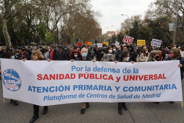 Archivo - Varias personas, con una pancarta que reza 'Por la defensa de la Sanidad Pública', se manifiestan desde el Ministerio de Sanidad hasta la Puerta del Sol para apoyar la Atención Primaria, a 27 de marzo de 2022, en Madrid (España). 