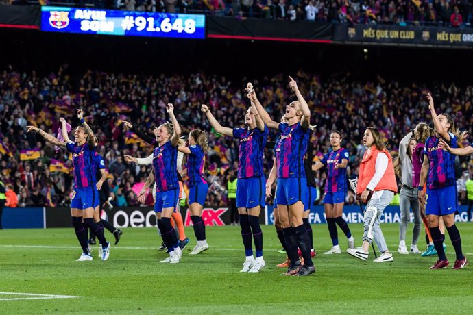 Players of FC Barcelona celebrate the victory during the UEFA Women's Champions League Semi Final match between FC Barcelona and VFL Wolfsburg  at Camp Nou on April 22, 2022 in Barcelona, Spain.