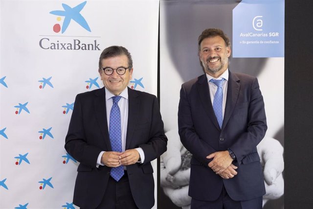 El director territorial de Caixabank, Juan Ramón Fuertes y el presidente de AvalCanarias, Andrés Calvo