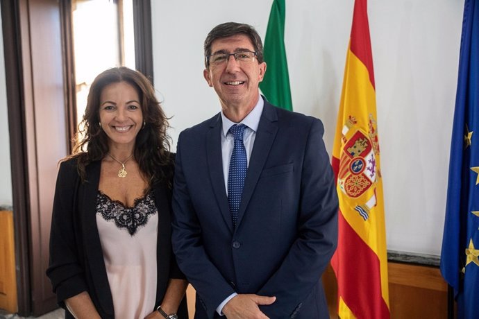 El vicepresidente y consejero de Turismo, Juan Marín, y la delegada de Turismo de la Junta en Huelva, María Ángelez Muriel.