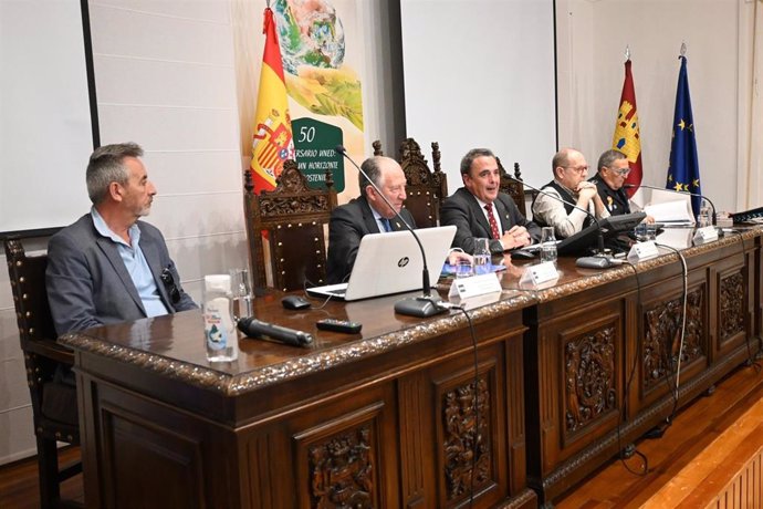 El alcalde de Valdepeñas, Jesús Martín, clausura junto al ex jefe del CNI el III Curso de Seguridad y Defensa en Valdepeñas.