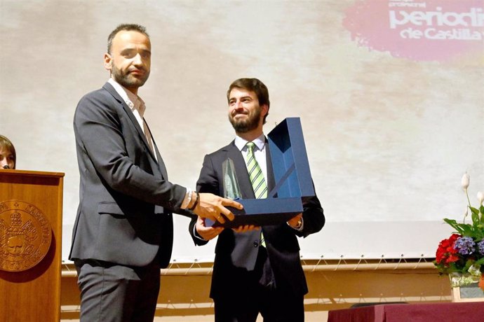 El vicepresidente de la Junta de Castilla y León otorga el premio Coleman 2022 al presidente del Colegio de Periodistas de Castilla y León, Pedro Lechuga Mallo
