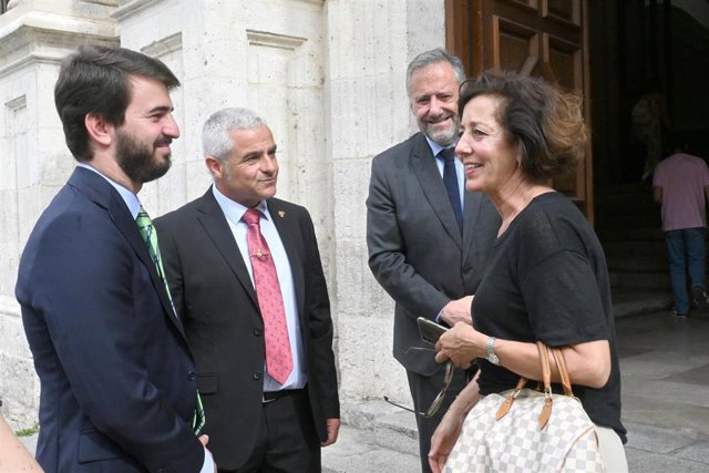 El vicepresidente de la Junta, Juan García-Gallardo (izda), junto a otros representantes antes de participar en la entrega del premio Colmena 2022.