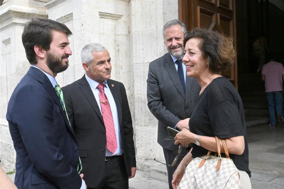 El vicepresidente de la Junta, Juan García-Gallardo (izda), junto a otros representantes antes de participar en la entrega del premio Colmena 2022.