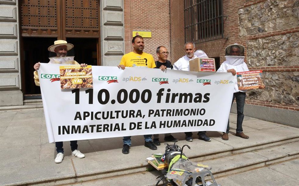 COAG presenta 110.000 firmas para que la apicultura sea declarada Patrimonio Inmaterial de la Humanidad.
