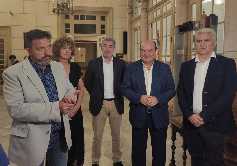 El presidente de El PI, Tolo Gili, y el portavoz parlamentario de El PI, Josep Meli, junto al presidente del PNV, Andoni Ortuzar, y el secretario general nacional de Coalición Canaria, Fernando Clavijo.