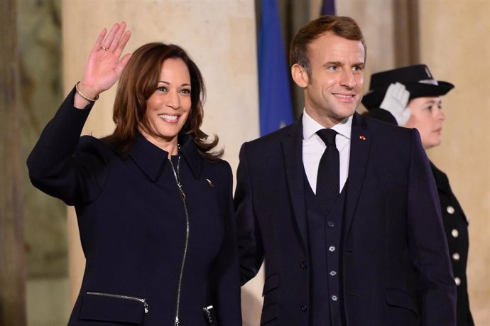 Archivo - El presidente de Francia, Emmanuel Macron, junto con la vicepresidenta de Estados Unidos, Kamala Harris