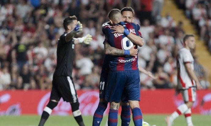 El Levante deja Primera goleando en Vallecas