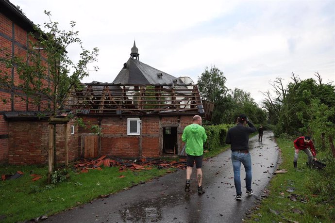 Ciudadanos frente a una casa dañada, después de que un tornado causara daños masivos en Lippstadt 