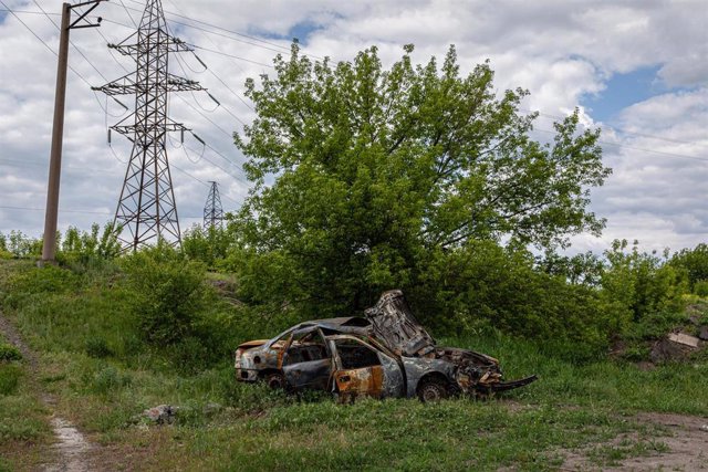 El esqueleto de un vehículo en la región del Donbás