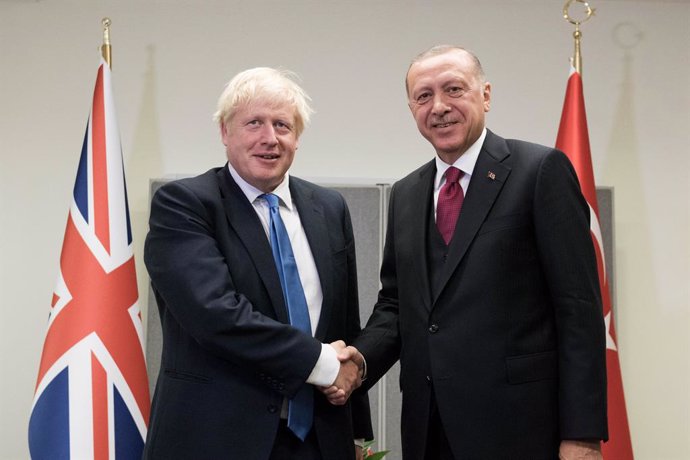 Archivo - 24 September 2019, US, New York: UK Prime Minister Boris Johnson (L) shakes hands with Turkish President Recep Tayyip Erdogan during their meeting on the sidelines of the 74th session of United Nations General Assembly at the UN headquarters. 