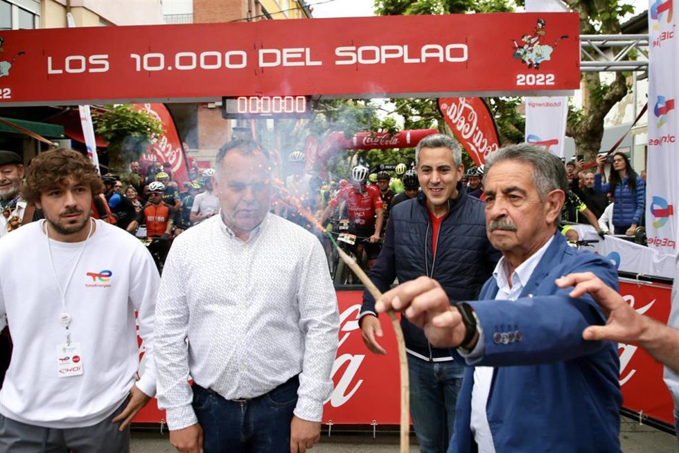 Revilla y Zuloaga asisten a la salida de la prueba en bici de montaña de 'Los 10.000 del Soplao'