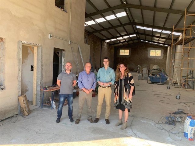 El diputado provincial de Empleo y Empresa de Jaén, Luis Miguel Carmona, visita espacios municipales de La Guardia.