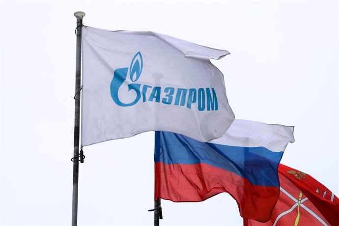 Archivo - FILED - 03 March 2022, Russia, Saint Petersburg: A flag with the Gazprom logo is pictured in Saint Petersburg. Gazprom continues to supply Russian gas through Ukraine as normal, and in accordance with the requests of European consumers. Photo: