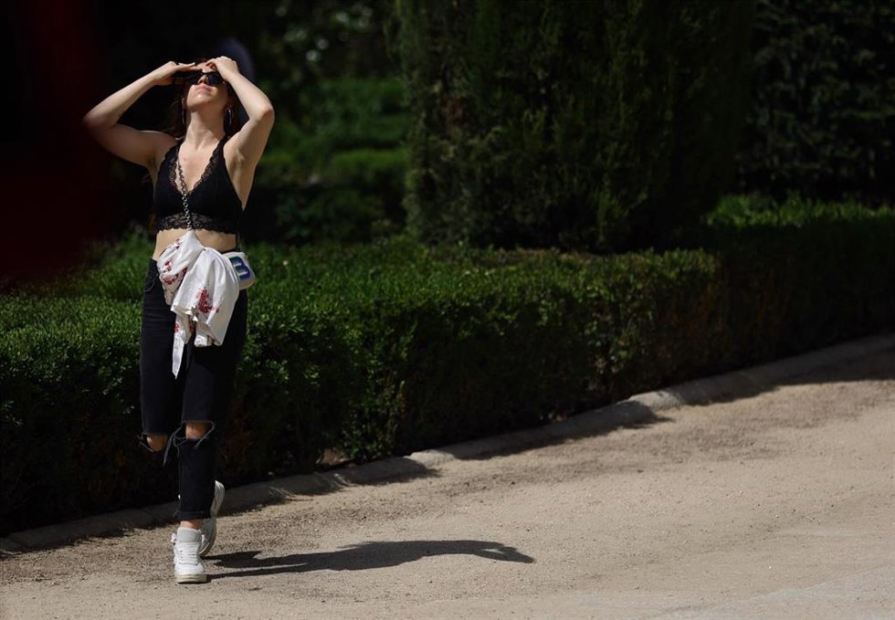 Una mujer paseando en una imagen de archivo