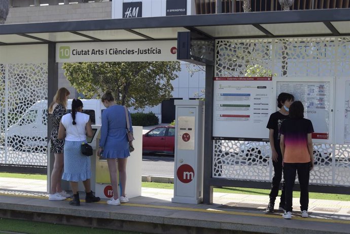 Usuarios en la estación de Ciutat de les Arts i Cincies-Justícia de la Línea 10