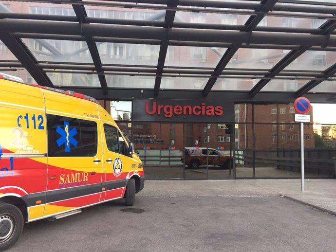 Archivo - Una ambulancia del Samur-Protección Civil a las puertas de las Urgencias del Hospital Clínico.