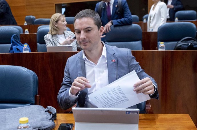 El secretario general del PSOE-M, Juan Lobato, durante una sesión plenaria, en la Asamblea de Madrid.
