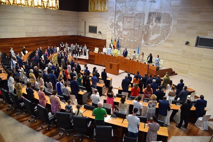 Los miembros de la Asamblea de Extremadura escuchan el himno de Ucrania en el acto del 39 aniversario de la Cámara extremeña.