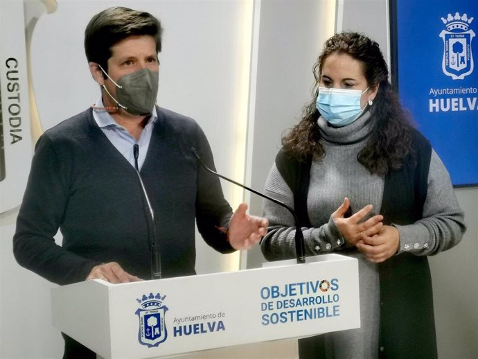 El portavoz del Cs Huelva, Guillermo García de Longoria, y la viceportavoz, Noelia Álvarez