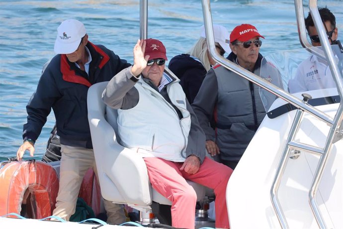 El Rey Juan Carlos y Pedro Campos en una embarcación auxiliar durante la 3 Regata del IV Circuito Copa de España 2022 clase 6m de vela, a 20 de mayo de 2022, en Sanxenxo, Pontevedra, Galicia (España).