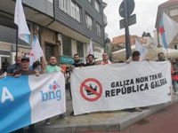 Decenas de personas protestan con el BNG en Sanxenxo en contra de la monarquía y la "corrupción institucionalizada"