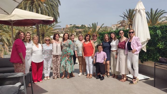 La candidata número uno del PP por Almería a las elecciones del 19J, Carmen Crespo, en un encuentro con mujeres empresarias en la capital almeriense